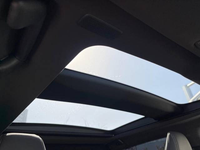 【パノラマルーフ】大型のガラスルーフ搭載で車内の解放感が一気にアップ！開放的なドライブをお楽しみいただけます。