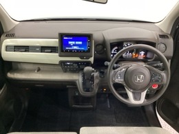 車内は光触媒抗菌消臭施工済です。スタイリッシュなデザインで暖かみのあるインパネ周りを演出します。グローブボックスやカップホルダーのほかにトレーなどたくさんの収納スペースが装備されています。
