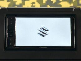 【ディスプレイオーディオ】お持ちのスマホやMP3プレイヤーとの無線接続で音楽再生が可能！コードで繋ぐわずらわしさも無く、手軽にお気に入りの音楽を楽しめます。