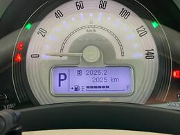 メーターパネル内の液晶ディスプレイはシフトレバー位置や燃料残量計、走行距離、衝突被害軽減ブレーキの警告などを表示！