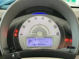 メーターパネルはホワイト色のシンプルで計器類が確認し易いオシャレなデザインを採用！