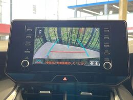 【バックカメラ】駐車時に後方がリアルタイム映像で確認できます。大型商業施設や立体駐車場での駐車時や、夜間のバック時に大活躍！運転スキルに関わらず、今や必須となった装備のひとつです！