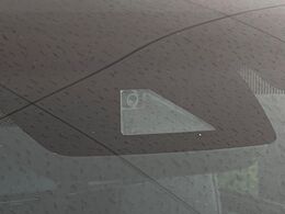 【トヨタセーフティセンス】走行中に前方の車両等を認識し、衝突しそうな時は警報とブレーキで衝突回避と被害軽減をアシスト。より安全にドライブをお楽しみいただけます。