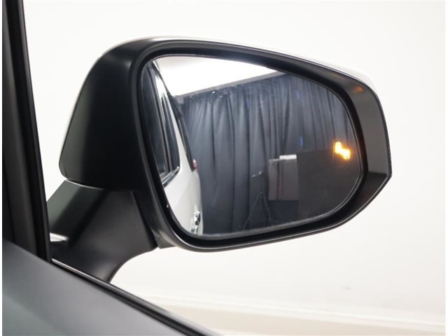 隣車線を走る車両をレーダーで検知し、ドアミラーでは確認しにくい後側方エリアに存在する車両に加え、急接近してくる車両も検知します。車両を検知するとドアミラーに搭載されたLEDインジケーターが点灯します。