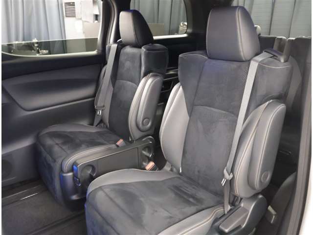 ゆとりある広々とした車内空間は、ドライブを始め買い物やレジャーなど、幅広く活躍します。一人でもみんなとでもお出かけを楽しみましょう！