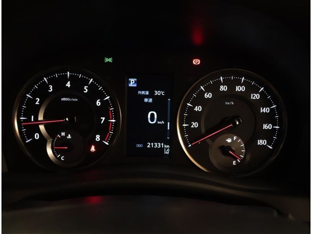 とっても見やすいメーターです。夜間時はラグジュアリーな気分にさせてくれる照明が魅力ですので、夜のドライブも楽しみになりますよ♪