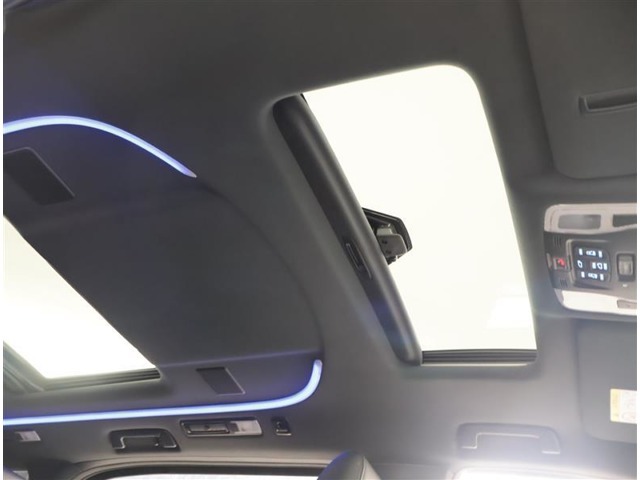 室内に心地いい解放感を。パノラマムーンルーフ付きです。キャンプで星空を眺められます！