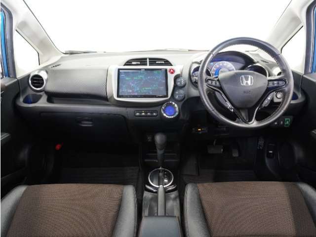 視界広々で運転しやすくロングドライブでも疲れを感じさせないすっきりとまとまったインパネ周りです。