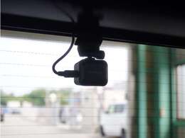 この車にはリアにもドライブレコーダーを装備しております◆映像・音声などを記録する自動車用の装置です。　もしもの事故の際の記録はもちろん、旅行の際の思い出としてドライブの映像を楽しむことができます。