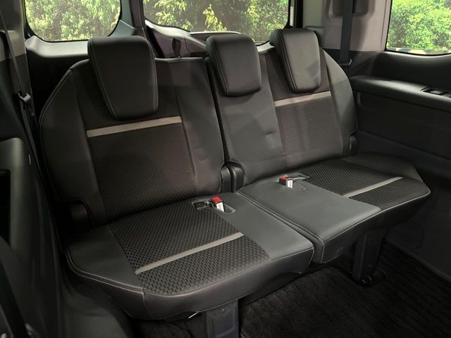 床下収納式のサードシートです。座席部分をコンパクトに収納でき、広大な荷室スペースとしてお使いいただけます！乗車人数や荷物の量など利用シーンに合わせて3列目を有効活用でき、とっても便利♪