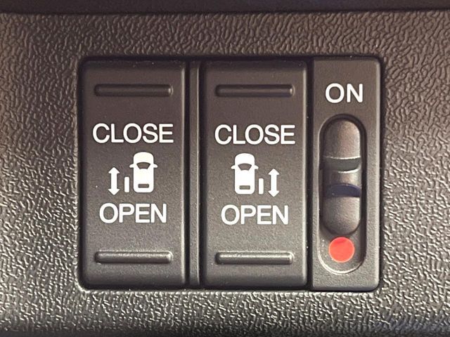 【両側パワースライドドア】スマートキーや運転席のスイッチで後席両側スライドドアの開閉が可能♪電動だから力を入れてドアを開ける必要が無く、小さなお子様でも簡単に開け閉めでき快適です♪