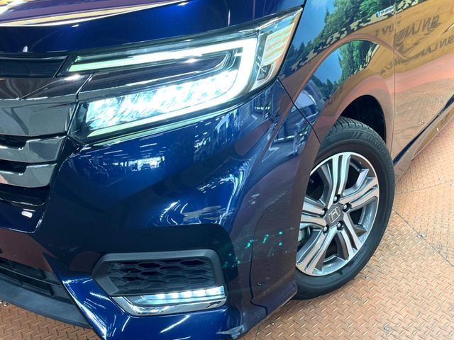 【LEDヘッドライト】悪天候や夜間走行時も良好な視界を確保し安心して運転できる高輝度LEDヘッドライトを装備！点灯速度が早く、消費電力も抑えられています。