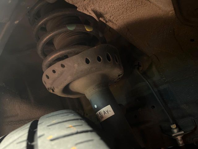 お車を安心してお乗りいただく為には、足回りの定期点検が欠かせません。サービスサポート（有償保証）では無料点検もご提供しており、安心のカーライフをお過ごしいただけるサポート体制が整っています。