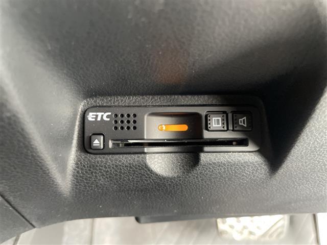 【ETC】有料道路を利用する際に料金所で停止することなく通過できる、ETC車載器（ノンストップ自動料金収受システム機器）が装備されています。セットアップを行うことで利用可能になります。