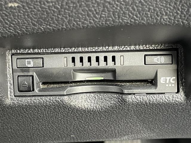 【ETC】有料道路を利用する際に料金所で停止することなく通過できる、ETC車載器（ノンストップ自動料金収受システム機器）が装備されています。セットアップを行うことで利用可能になります。