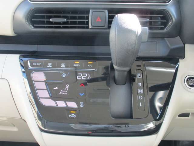 タッチパネル式で凹凸が少ないのでお掃除もさっと一拭きの快適オートエアコン！暑い時・寒い時も設定した温度に車内を自動で調節。快適なドライブをサポートしてくれます♪