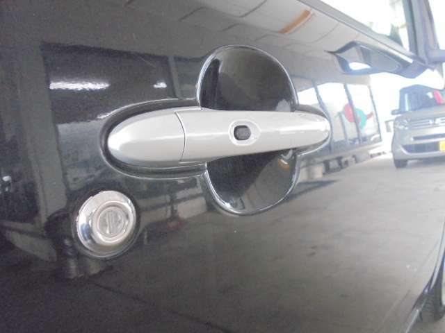 スマートキーレス車です。　本体キーを携帯しているだけで、ドア開閉や乗り降りが楽～に可能です。