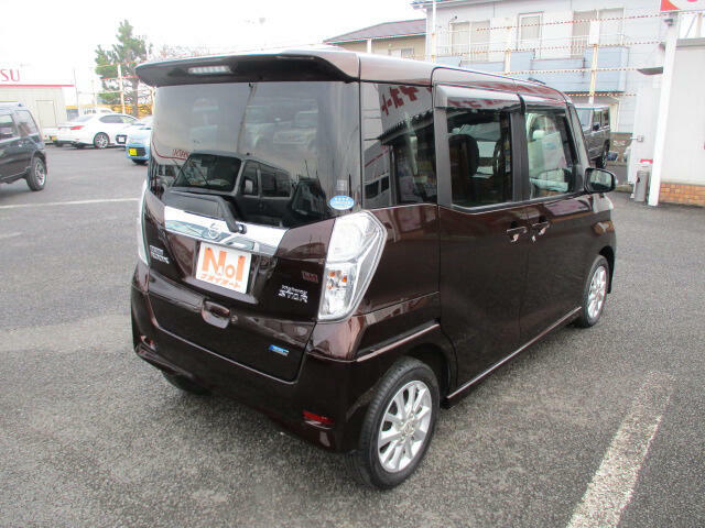 「当社のこだわり」入庫後のお車は選任スタッフによる細部清掃を実施しております。足回り、エンジンルーム、室内、室外を隅々まで綺麗にしております。展示車はキレイです。全国配送も可能ですのでご相談下さい！