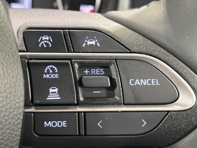 【レーダークルーズコントロール】高速道路での長距離走行が楽に！！自動で速度を保つクルーズコントロールが、衝突軽減システムと連携し、前方の車両を感知して車間を保つように速度調節してくれます！！
