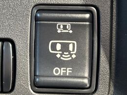 【ハンズフリー機能付き両側パワースライドドア】スライドドアの下に足先を入れてすぐ引くと、自動的にスライドドアが開閉します！荷物で両手がふさがった状態でも、ドアの開閉ができてとっても便利！