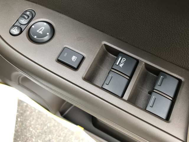電動格納ミラーで、サイドのミラーの開け閉め楽々！！角度調整もバッチリできます♪♪