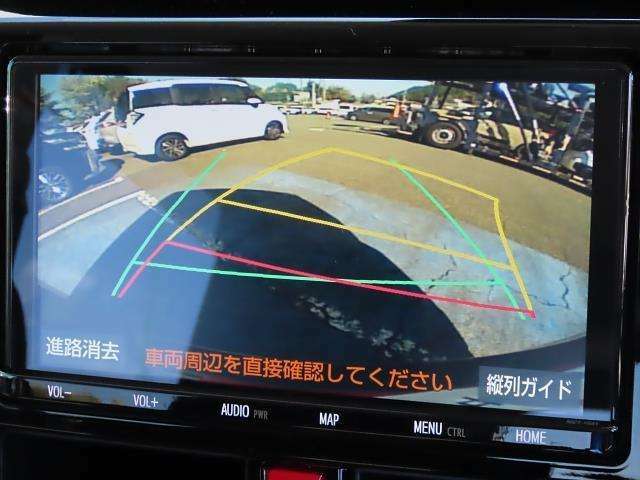 バックモニター付きでガイドラインがモニターに表示され、車庫入れや縦列駐車などの際に役立ちます！