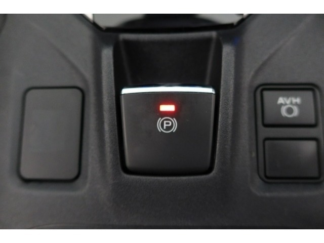 パーキングブレーキは便利な電動式！ボタン一つで操作でき、アクセルを踏めば自動で解除されます♪レバーやペダルがないので運転席廻りもすっきりしますね♪
