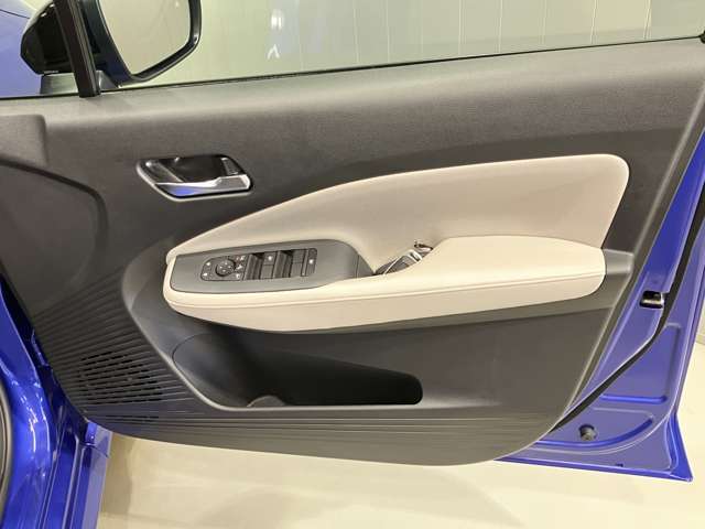 【運転席ドア】ボトルホルダーや収納ポケットが付いているので運転席周りもスッキリ保てます★