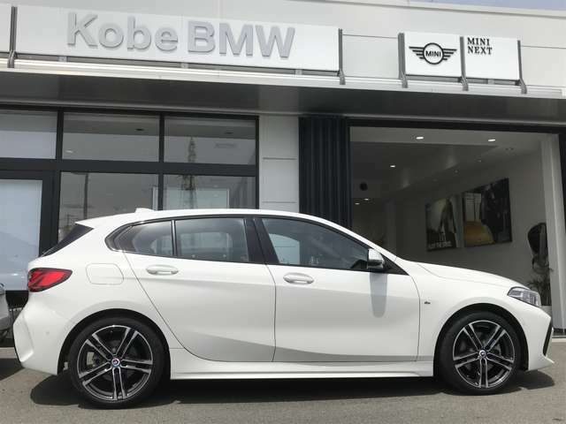 【BMWの伝統-3】BMWのお車は、“駆け抜ける歓び”を体現しております。走行の安定性とコーナリングの良さを追求し、思い通りにハンドルの操作可能です。