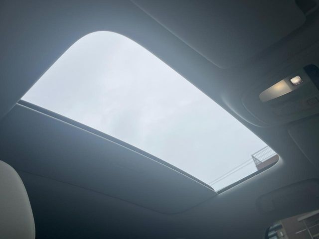 【パノラマルーフ】ガラスルーフで室内全体が明るい空間に！フロントセクションはスライド機能があり外気を取り込むことも可能。さらに開放的なドライブを演出できます。