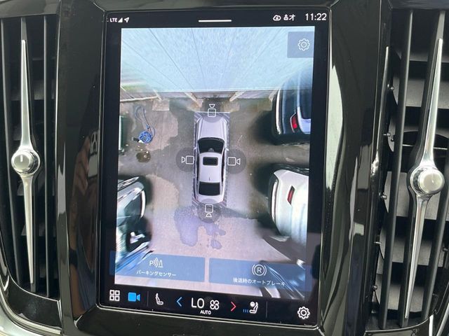 【360°ビューカメラ】4台の高解像度カメラで360度の鳥瞰図を表示。隣の車や壁、死角にある障害物などを画面で確認できるため、狭いスペースでの駐車・出入りも安心です。