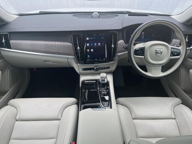 プラグインハイブリッドモデルのS90が入庫しました！EV走行可能で燃費良好！さらにプレミアムサウンドをオプション装備！楽しいドライブが出来そうですね♪スタッフお勧めの一台です！