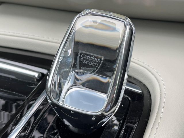 【オレフォス社製クリスタル・シフトノブ】高い存在感を放つクリスタルのシフトノブはボルボPHEV車のみに装備される特別なアイテム。スウェーデン南部のクリスタルガラスメーカー、オレフォス社による製造。