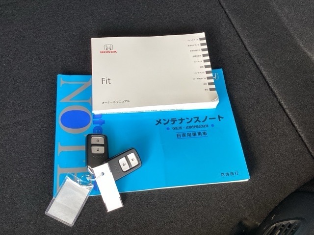 メンテナンスノート【整備記録簿】、取説も揃っています。スマートキーはバッグなどにしまったままボタン操作でエンジンの始動・停止ができて大変便利です。