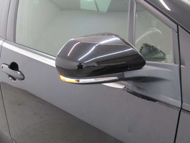 ブラインドスポットモニター付で隣車線の車両が死角エリアに入るとドアミラーのLEDインジゲーターが点灯し警告してくれます！！