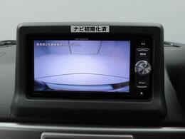 後退時に車両の後ろ側をモニター画面に表示します。車庫入れなどでバックする際に後方確認ができて便利です。車庫入れが苦手な人もこれで安心。