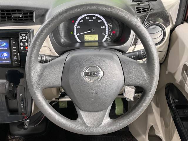 インテリアに合わせたデザインのステアリングは、運転される方のことも考え、運転しやすい形状、大きさです。是非一度、実際に触ってお確かめください。