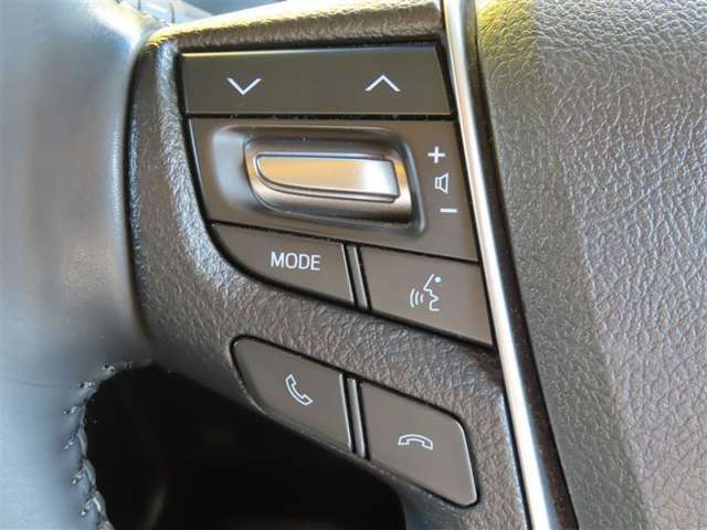 ブルートゥースに接続すれば、スマホに入れている音楽が聞けたり運転中に電話がかかってきてしまった場合もハンドルから電話を取ることができます！