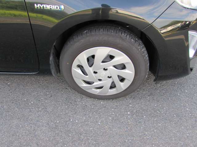タイヤ残り溝が1.6mmになる目安として「スリップサイン」が設けられています。この車はまだまだ残っておりますので、安心してお乗り頂けます！