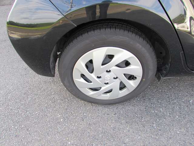 タイヤ残り溝が1.6mmになる目安として「スリップサイン」が設けられています。この車はまだまだ残っておりますので、安心してお乗り頂けます！