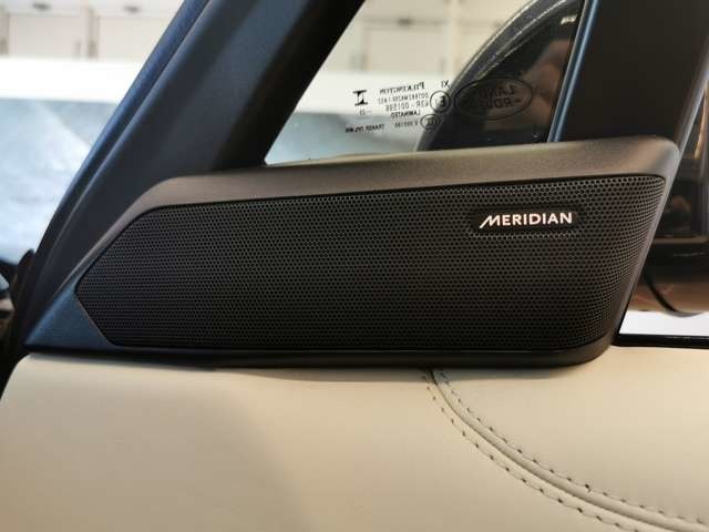 【Meridianサウンドシステム】イギリスの老舗オーディオブランドで音質が良く、ドライブ中の音楽をより一層楽しませてくれます。