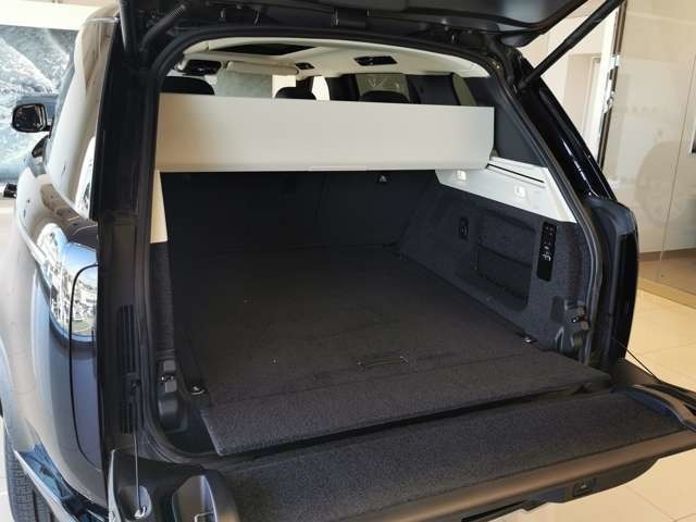 ラゲッジスペースもご覧の容量です。セカンドシートを倒せばフラットになり、更に大きい荷物を収容できます。アウトドアにも活躍する1台です。