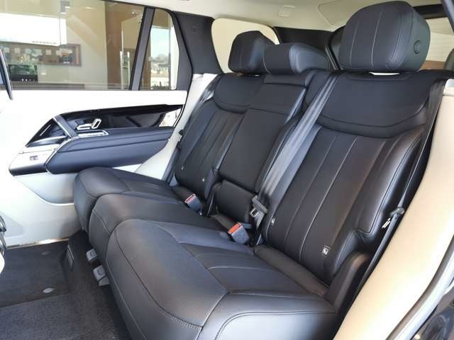 RANGE ROVERは後席にお座りになって初めてその魅力がお伝えできるモデル。大切な人を後席に乗せて移動時間をも想い出に。