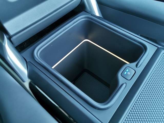 【フロントセンターコンソール急速クーラーボックス OP価格114,000円】 センターコンソール内に内蔵されます。ドリンクを常に冷たく保つことができます。