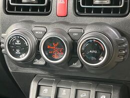 【オートエアコン】一度お好みの温度に設定すれば、車内の温度を検知し風量や温度を自動で調整。暑い…寒い…と何度もスイッチ操作をする必要はありません。快適な車内空間には必須の機能ですね♪