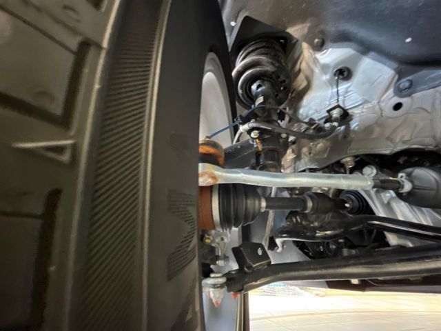 お車を安心してお乗りいただく為には、足回りの定期点検が欠かせません。サービスサポート（有償保証）では無料点検もご提供しており、安心のカーライフをお過ごしいただけるサポート体制が整っています。