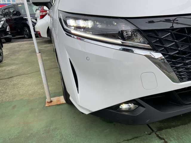 LEDヘッドランプ・LEDフォグランプつき。