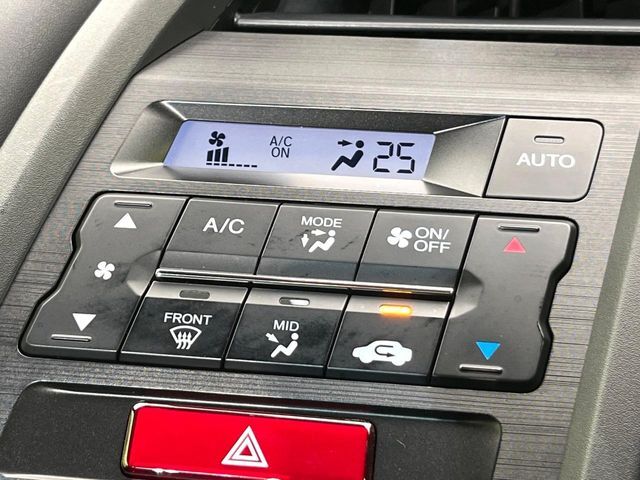 【オートエアコン】一度お好みの温度に設定すれば、車内の温度を検知し風量や温度を自動で調整。暑い…寒い…と何度もスイッチ操作をする必要はありません。快適な車内空間には必須の機能ですね♪