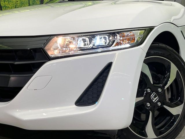 【LEDヘッドライト】悪天候や夜間走行時も良好な視界を確保し安心して運転できる高輝度LEDヘッドライトを装備！点灯速度が早く、消費電力も抑えられています。