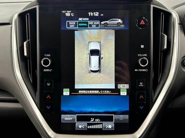 【全周囲モニター】 クルマを上空から見下ろしているかのように、直感的に周囲の状況を把握できます。